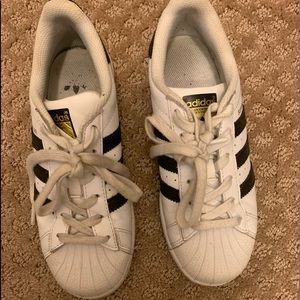 adidas superstars in black and white